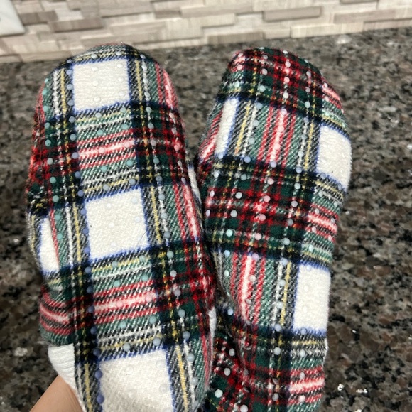 Kids size small (shoe size 1) plaid slipper socks, shearling lined from target - Picture 5 of 5